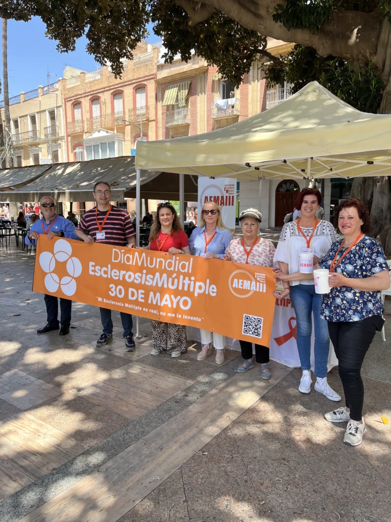 Mesa informativa de AEMA Región de Murcia por el Día Mundial de la Esclerosis Múltiple en municipios del Área III de Salud
